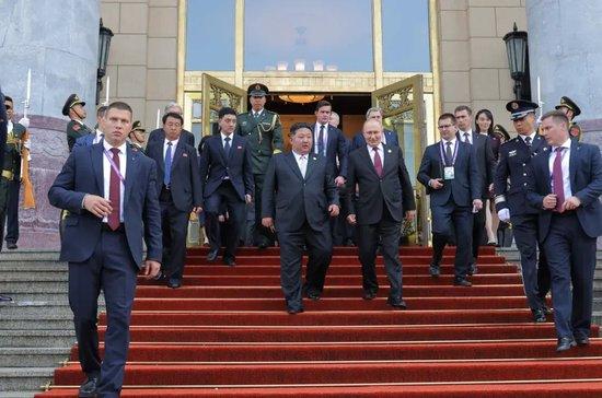金正恩再和普京承诺：“帮俄罗斯是兄弟职责”！2.5小时密谈后相拥道别，多图揭秘细节！