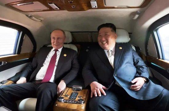 金正恩再和普京承诺：“帮俄罗斯是兄弟职责”！2.5小时密谈后相拥道别，多图揭秘细节！