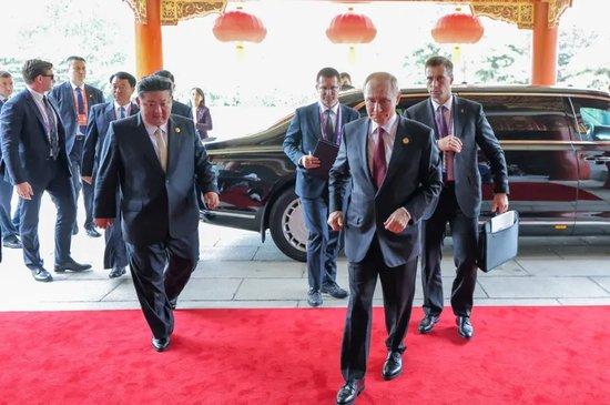 金正恩再和普京承诺：“帮俄罗斯是兄弟职责”！2.5小时密谈后相拥道别，多图揭秘细节！