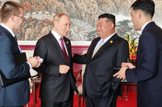 金正恩再和普京承诺：“帮俄罗斯是兄弟职责”！2.5小时密谈后相拥道别，多图揭秘细节！