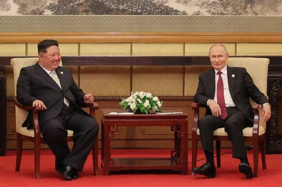 金正恩再和普京承诺：“帮俄罗斯是兄弟职责”！2.5小时密谈后相拥道别，多图揭秘细节！