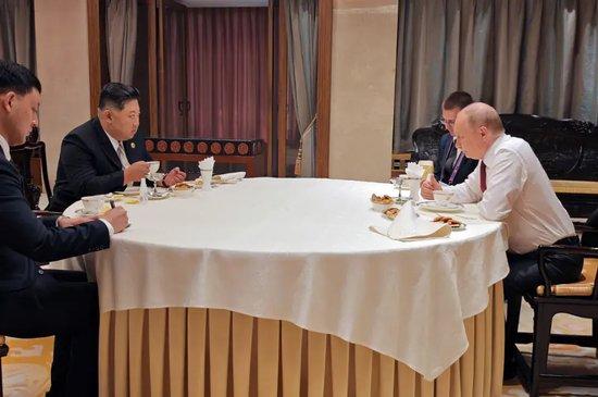 金正恩再和普京承诺：“帮俄罗斯是兄弟职责”！2.5小时密谈后相拥道别，多图揭秘细节！