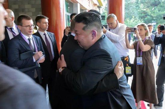 金正恩再和普京承诺：“帮俄罗斯是兄弟职责”！2.5小时密谈后相拥道别，多图揭秘细节！