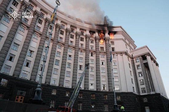 乌总理证实:乌克兰政府大楼首次遭俄军袭击 现场画面曝光