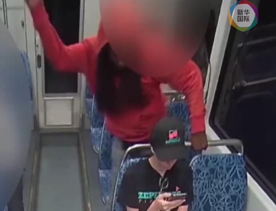 一23岁乌克兰女子在美国轻轨车厢遭刺喉身亡,疑犯系一流浪汉已落网,有犯罪前科,特朗普称“太可怕了”