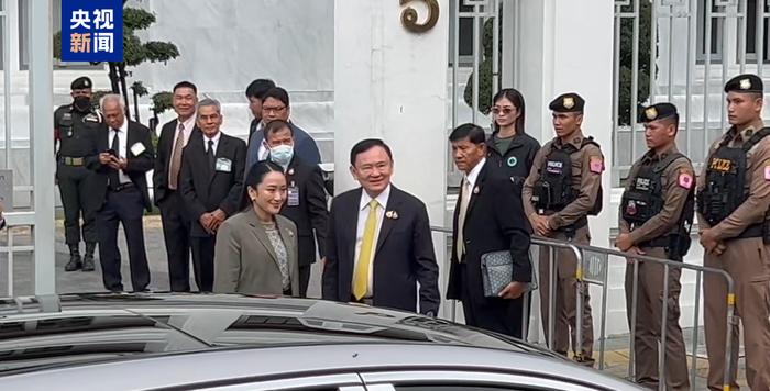 等待裁决 泰国前总理他信携女儿佩通坦现身最高法院