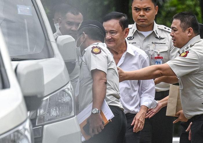 刑期1年,泰国前总理他信被当庭带离并拘捕