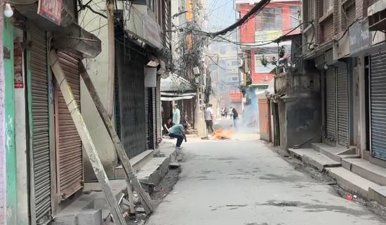 总理辞职、大规模示威游行、抗议者纵火……记者连线亲历尼泊尔动乱华人