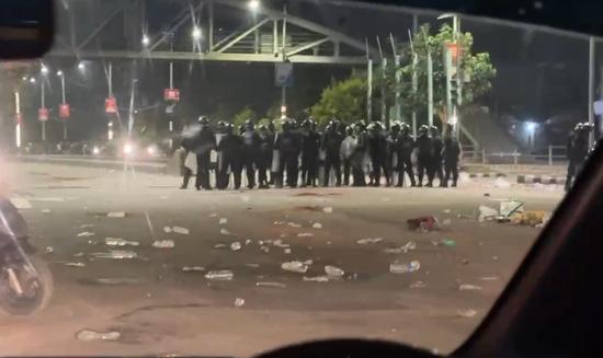 总理辞职、大规模示威游行、抗议者纵火……记者连线亲历尼泊尔动乱华人