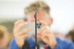 “史上最丑”与“丑上最薄”:iPhone17系列背后的新战事