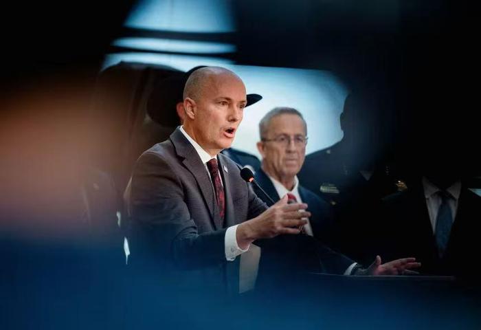 柯克枪案引发美国左右翼“口水混战”，犹他州州长成焦点：呼吁更文明、少怒火