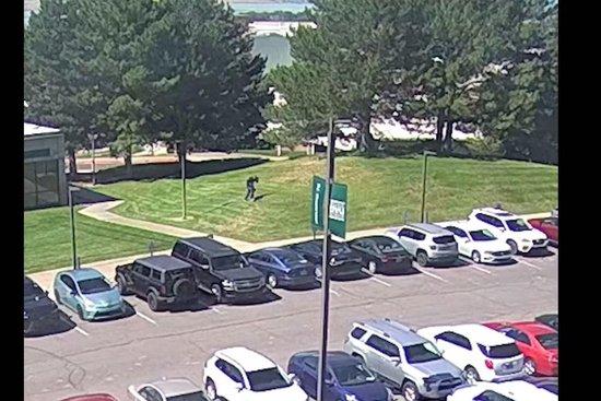 柯克枪案嫌犯与律师谈话后保持沉默，监控曝光其枪击前后反常画面：先跛行，后疾跑