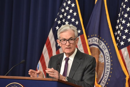 美联储宣布降息25个基点,预计年内还降两次,鲍威尔重磅发声!中国金龙指数大涨2.8%,英伟达跌超2%,金银下跌