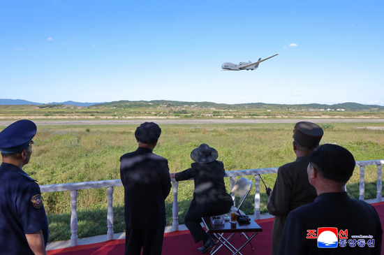 朝鲜大方展示新型无人机，金正恩很满意，还特别提到AI