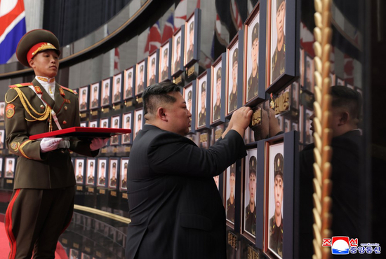 朝鲜大方展示新型无人机，金正恩很满意，还特别提到AI