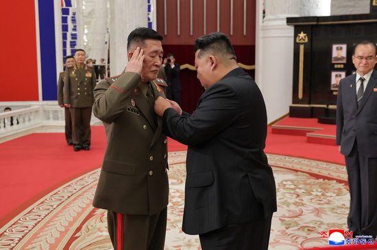 朝鲜大方展示新型无人机，金正恩很满意，还特别提到AI