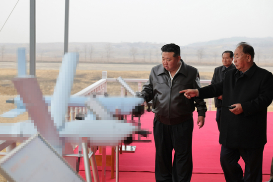 朝鲜大方展示新型无人机，金正恩很满意，还特别提到AI