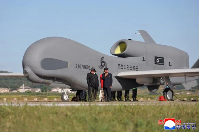 金正恩视察朝鲜无人航空技术联合体，指导无人武器装备性能试验