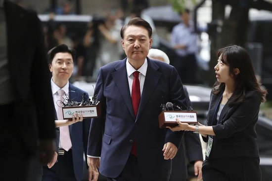 韩国前第一夫人金建希穿拘留所病号服坐轮椅就医,戴着电子脚镣,疑戴手铐,韩媒发布尹锡悦视频对比
