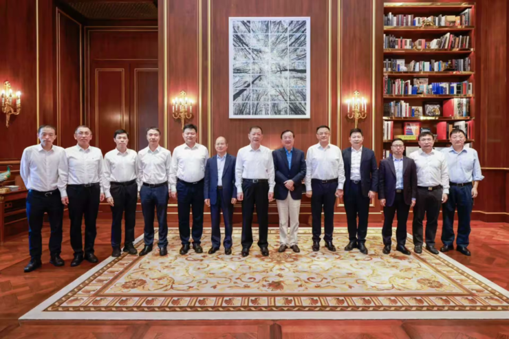 上汽总裁称余承东对尚界H5初始方案不满意，提了非常多要求；董明珠回应说话太满：是一种自信；李想直言苹果17 Pro Max太丑了丨雷峰早报
