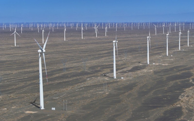 潮涌新疆70年 风光新涌：绿电“追风逐日” 点亮万家灯火