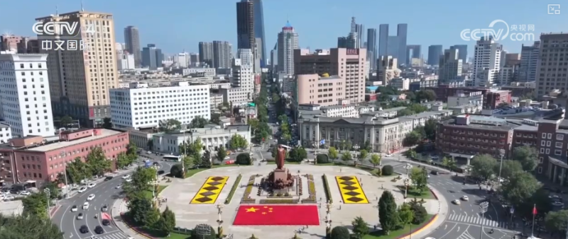 “满城红”国庆氛围拉满 城市街区换上节日“盛装”处处洋溢喜庆祥和氛围