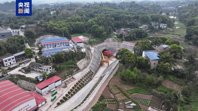 成渝中线高铁缙云山隧道贯通 两地旅行时间再缩短