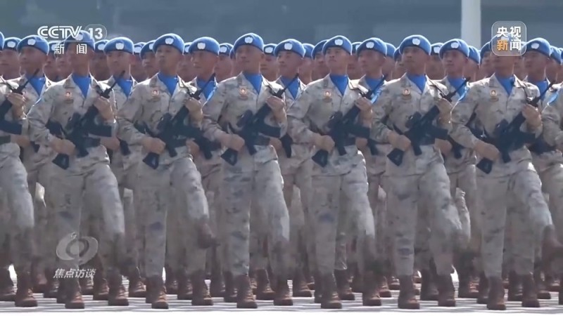 焦点访谈丨阅兵场上步履铿锵 徒步方队如何做到整齐划一？