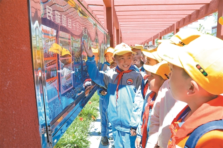 民族团结之花绽放雪域高原