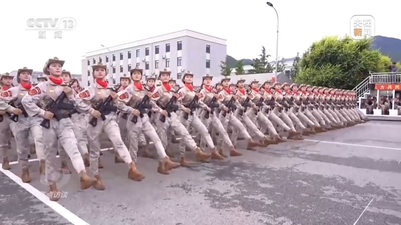 焦点访谈丨阅兵场上步履铿锵 徒步方队如何做到整齐划一？
