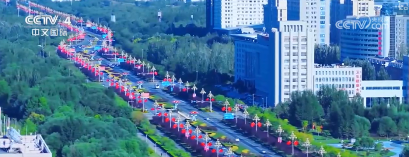 “满城红”国庆氛围拉满 城市街区换上节日“盛装”处处洋溢喜庆祥和氛围