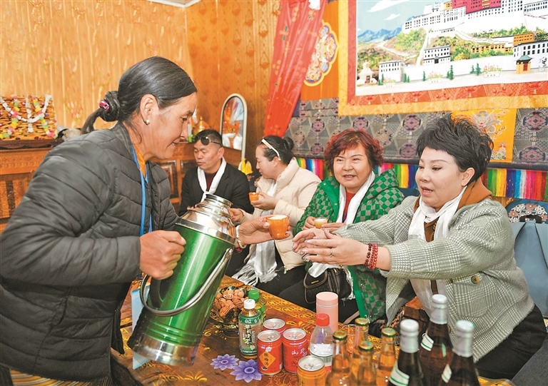 民族团结之花绽放雪域高原