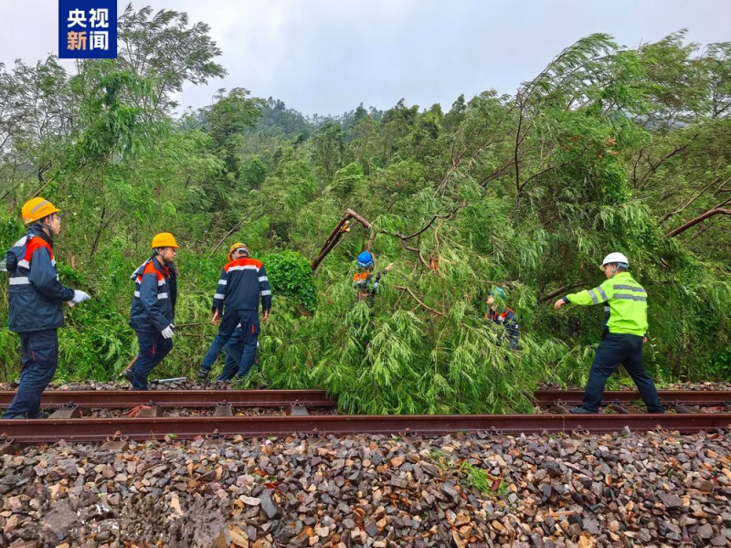 台风“桦加沙”影响减弱 国铁广州局紧急加开21趟列车
