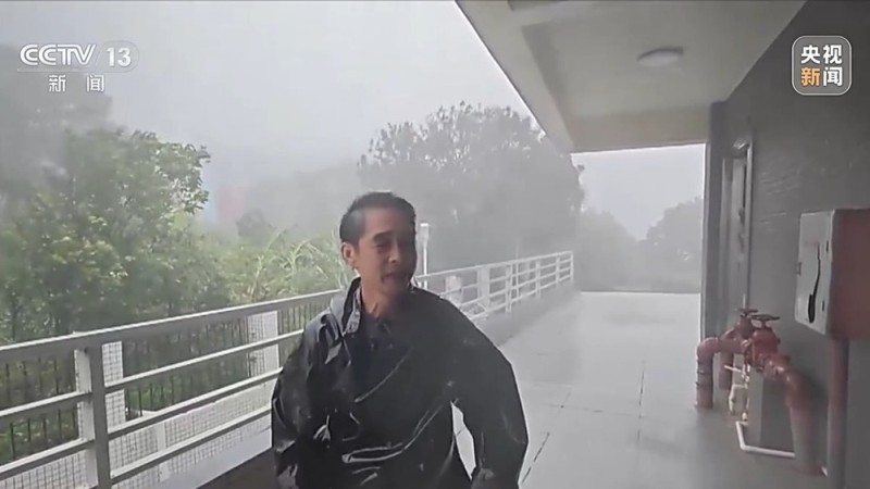 为防御台风、获取精准数据  气象专家驾机飞向“桦加沙”