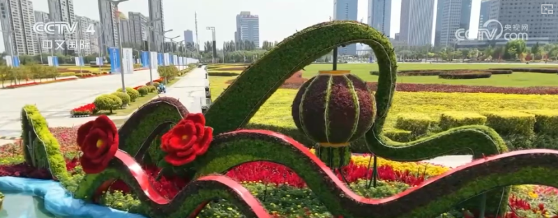 “满城红”国庆氛围拉满 城市街区换上节日“盛装”处处洋溢喜庆祥和氛围