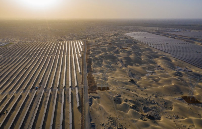 潮涌新疆70年 风光新涌：绿电“追风逐日” 点亮万家灯火