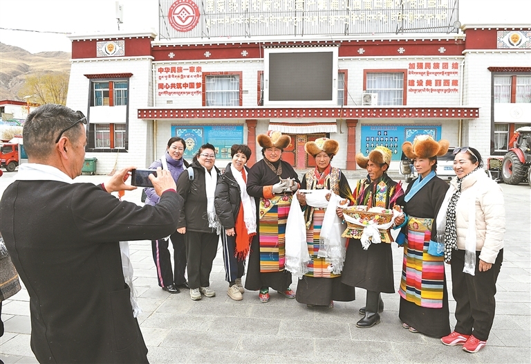 民族团结之花绽放雪域高原