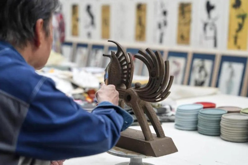 韩美林雕塑《天马》“从天而降”，  昂首伫立天津大学冯骥才文学艺术研究院博物馆主入口