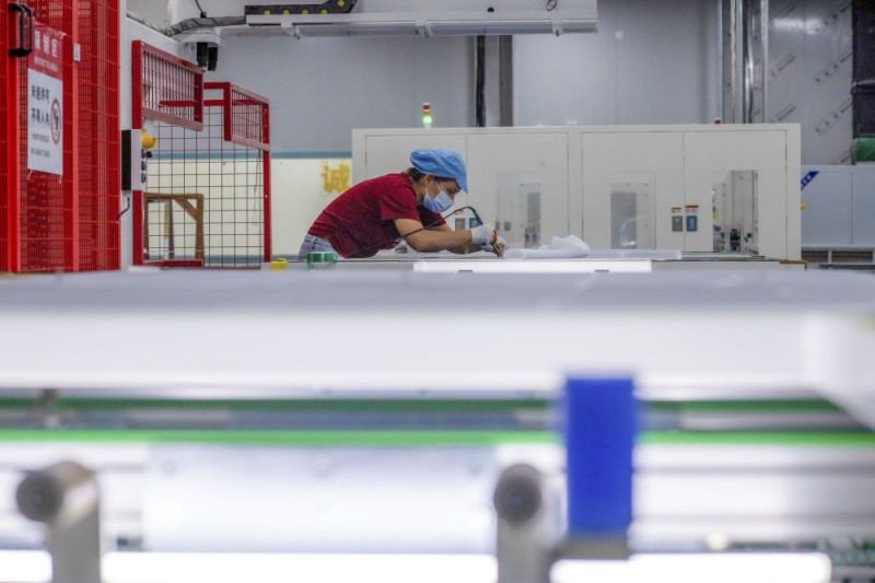 潮涌新疆70年 风光新涌：绿电“追风逐日” 点亮万家灯火