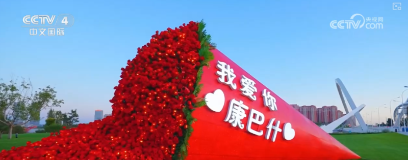 “满城红”国庆氛围拉满 城市街区换上节日“盛装”处处洋溢喜庆祥和氛围