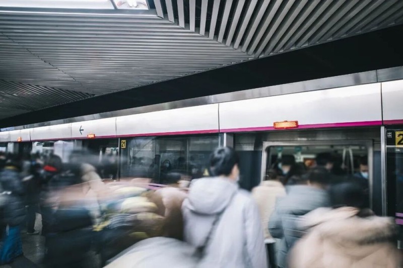 未等乘客下车就挤进地铁，老人被撞成十级伤残，责任如何划分？