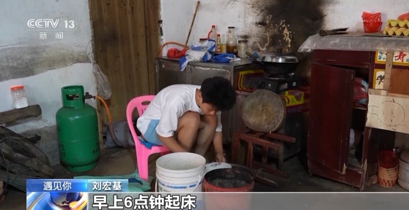 遇见你丨用坚韧扛起一个家 江西18岁少年带着瘫痪父亲上大学