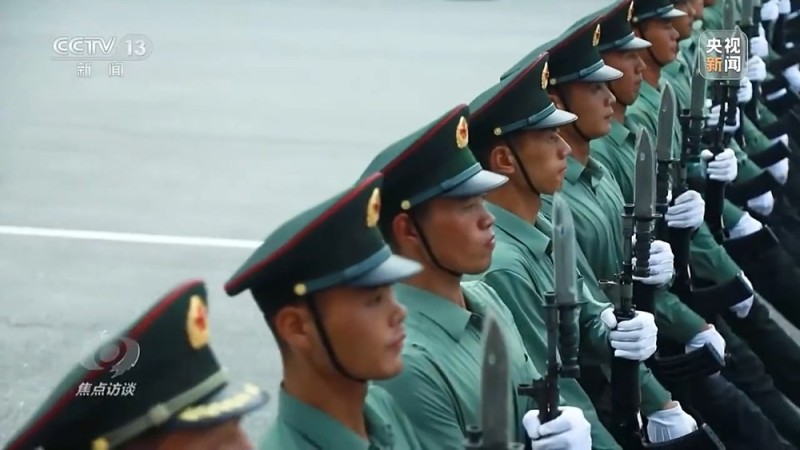 焦点访谈丨阅兵场上步履铿锵 徒步方队如何做到整齐划一？