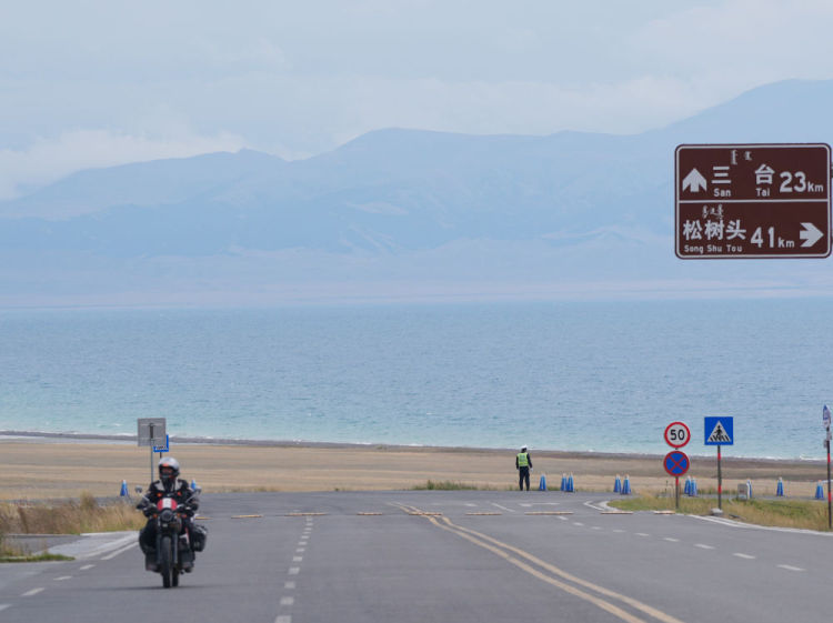 砥砺奋进七十载 天山南北谱华章｜新疆赛里木湖：绘就生态旅游新图景