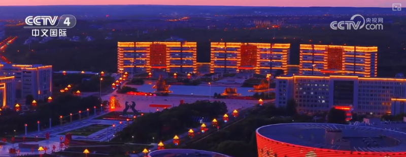 “满城红”国庆氛围拉满 城市街区换上节日“盛装”处处洋溢喜庆祥和氛围