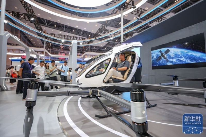 新华全媒+丨智博会上看“智造”