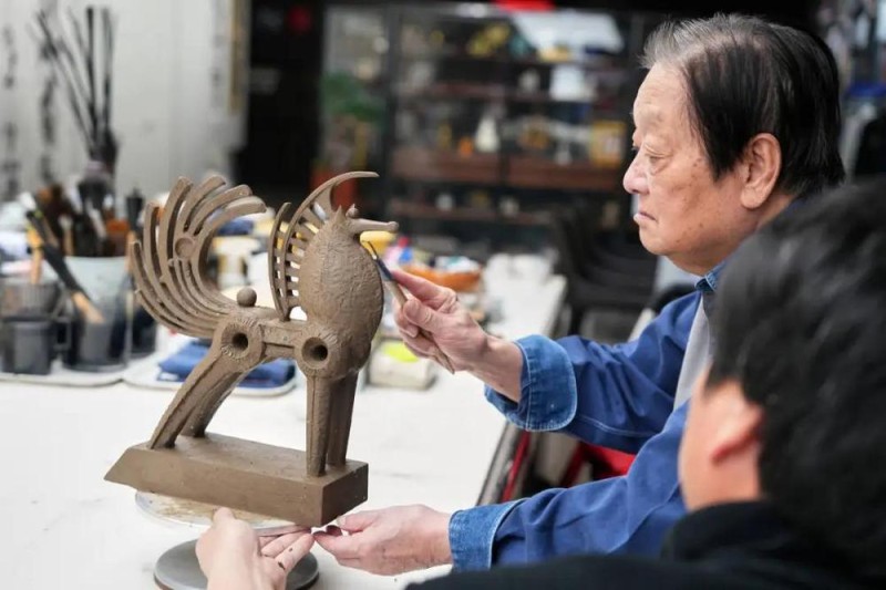韩美林雕塑《天马》“从天而降”，  昂首伫立天津大学冯骥才文学艺术研究院博物馆主入口