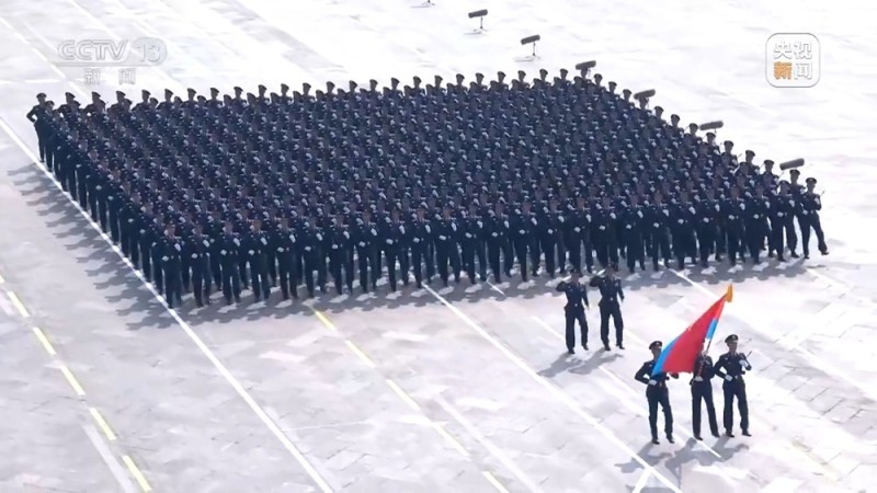 焦点访谈丨阅兵场上步履铿锵 徒步方队如何做到整齐划一？