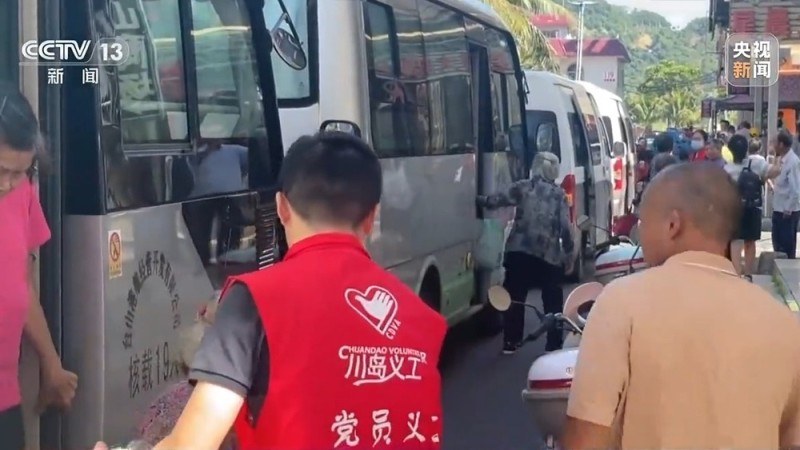 为防御台风、获取精准数据  气象专家驾机飞向“桦加沙”