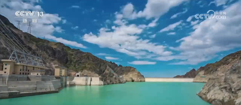 “风光”无限、追“风”逐“日” 新疆戈壁滩上“绿电”奔腾